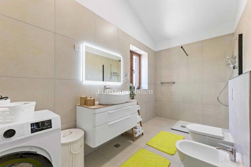 Istria, Svetvinčenat, casa in pietra con piscina