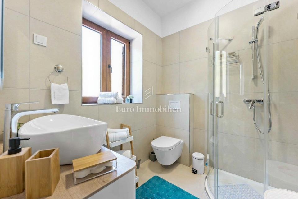 Istria, Svetvinčenat, casa in pietra con piscina