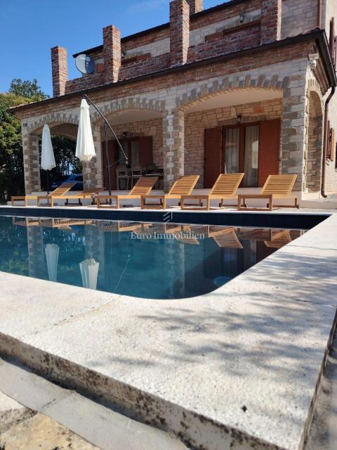 Istria, Svetvinčenat, casa in pietra con piscina