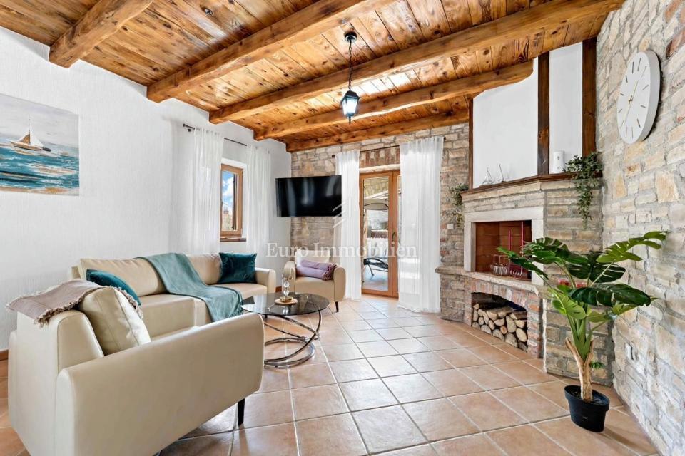 Istria, Svetvinčenat, casa in pietra con piscina