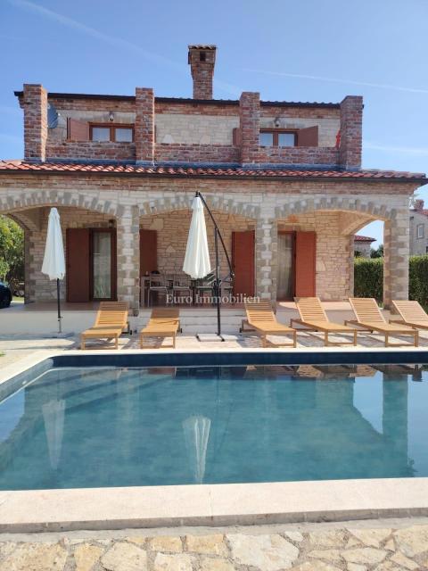 Istria, Svetvinčenat, casa in pietra con piscina
