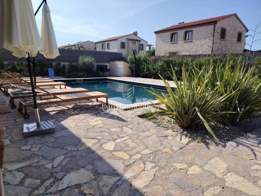 Istria, Svetvinčenat, casa in pietra con piscina