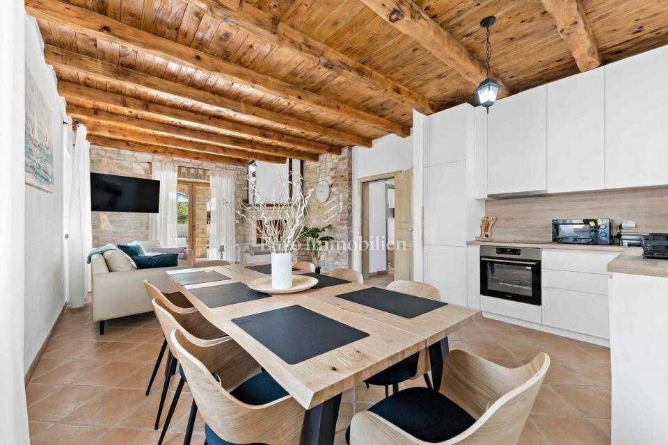 Istria, Svetvinčenat, casa in pietra con piscina