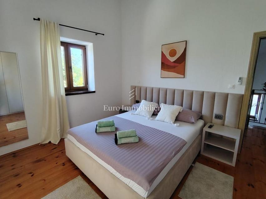 Istria, Svetvinčenat, casa in pietra con piscina