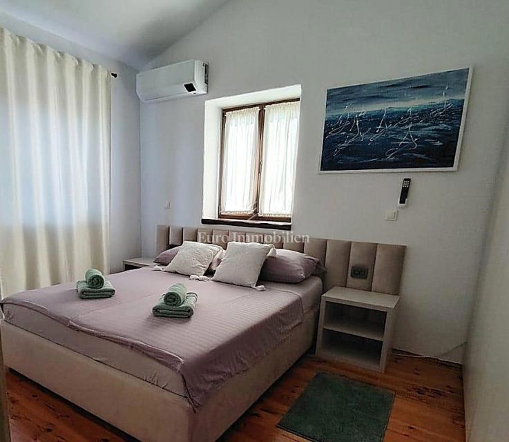 Istria, Svetvinčenat, casa in pietra con piscina