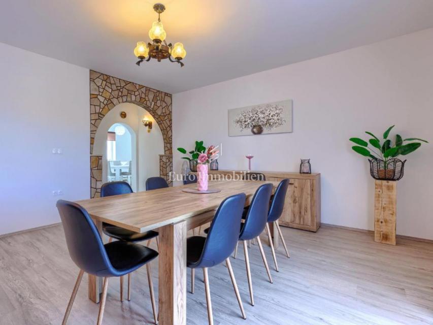 Ampia Casa Familiare con Piscina vicino a Labin