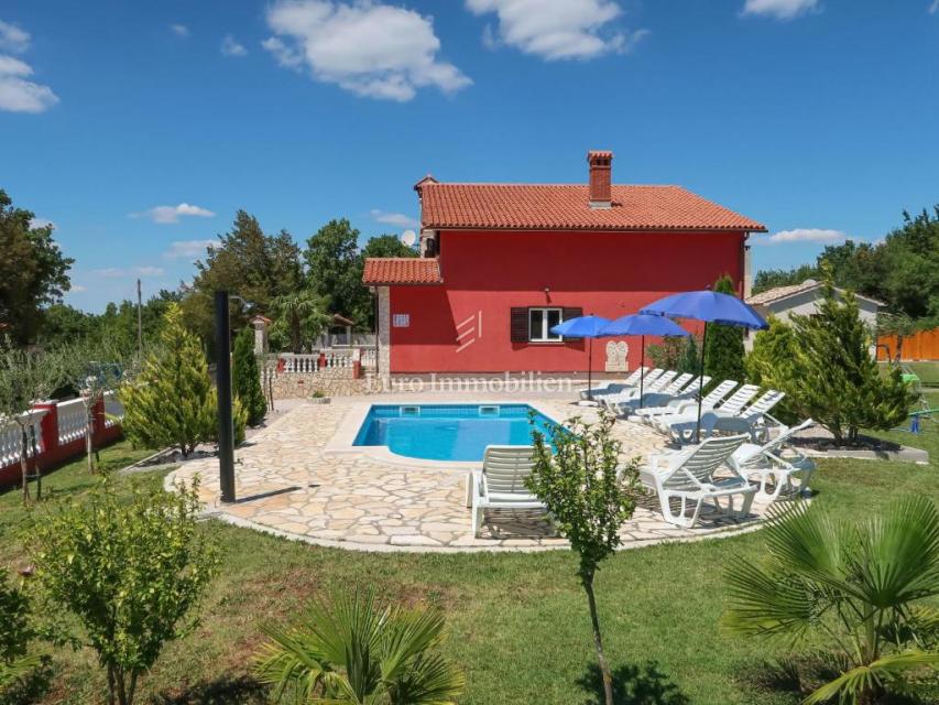 Ampia Casa Familiare con Piscina vicino a Labin