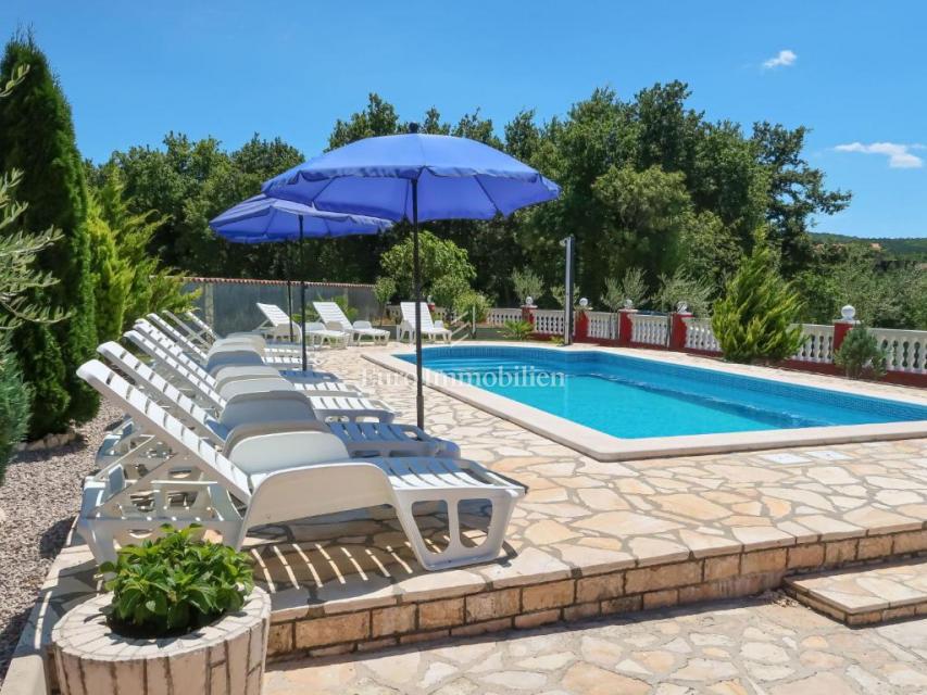 Ampia Casa Familiare con Piscina vicino a Labin