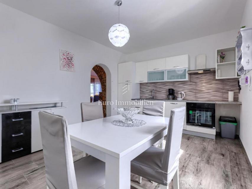 Ampia Casa Familiare con Piscina vicino a Labin