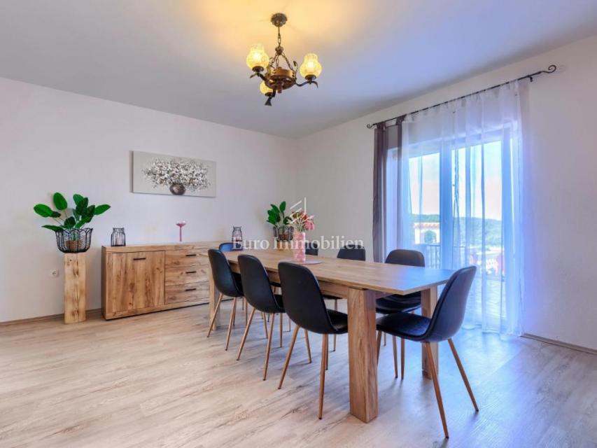 Ampia Casa Familiare con Piscina vicino a Labin