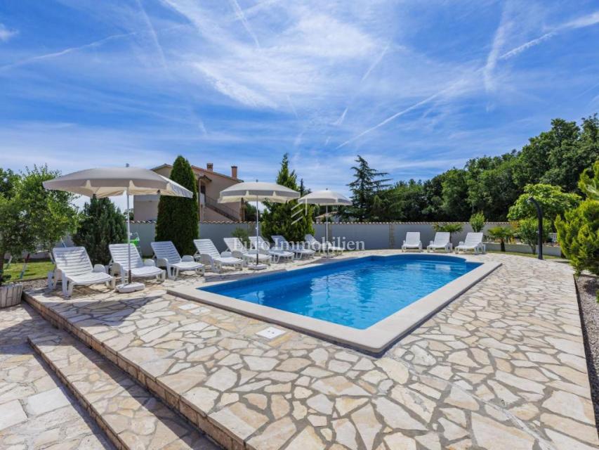 Ampia Casa Familiare con Piscina vicino a Labin