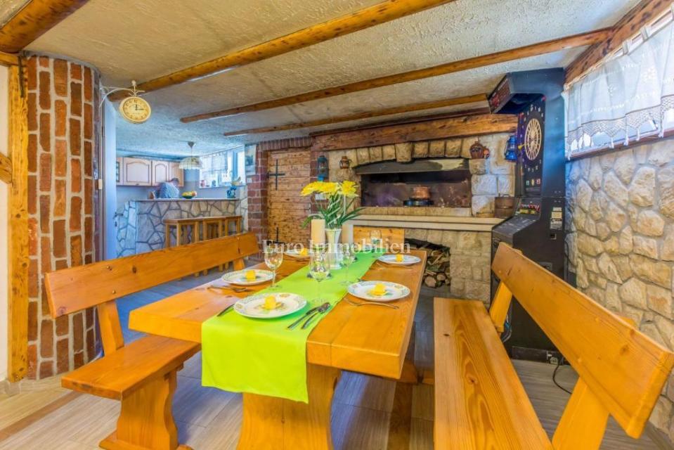 Ampia casa con piscina a Bribir