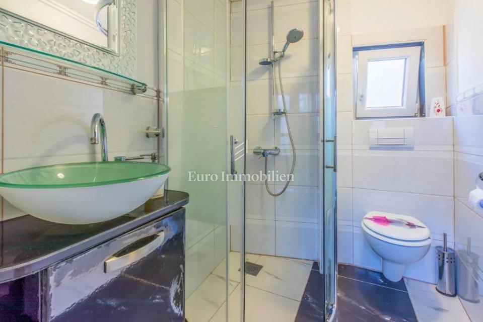 Ampia casa con piscina a Bribir