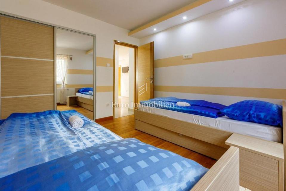 Ampia casa con piscina a Bribir