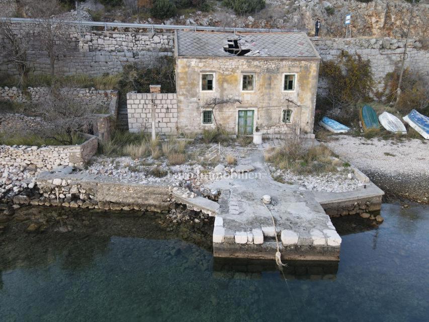 Casa Barić Draga, Karlobag, casa in pietra da ristrutturare, prima fila al mare