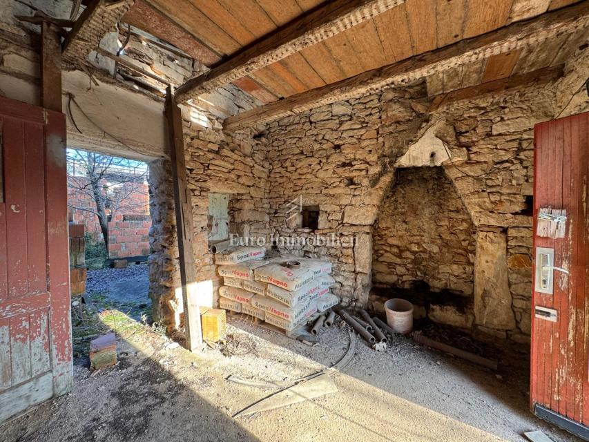 Istria - Casa in pietra su terreno edificabile