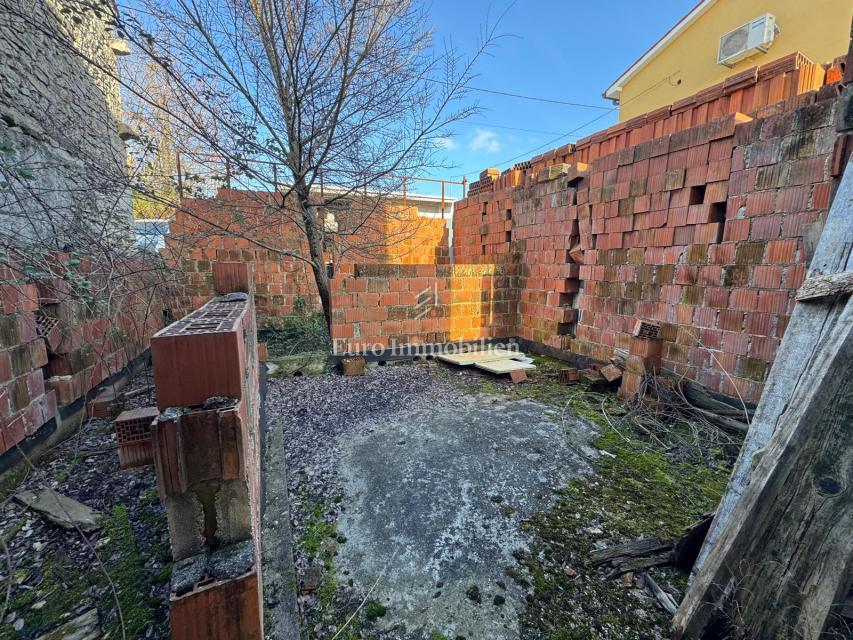 Istria - Casa in pietra su terreno edificabile