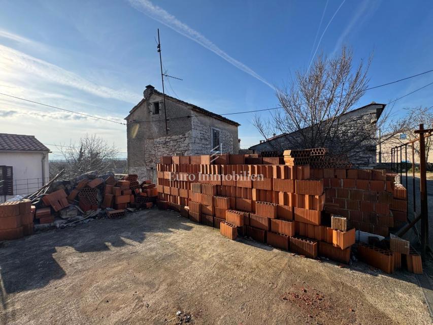 Istria - Casa in pietra su terreno edificabile