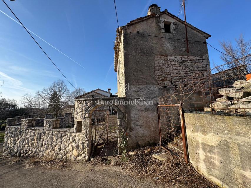 Istria - Casa in pietra su terreno edificabile