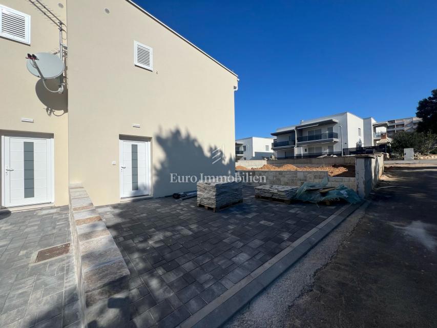 Casa di nuova costruzione con ampio giardino – Šimuni, Pag