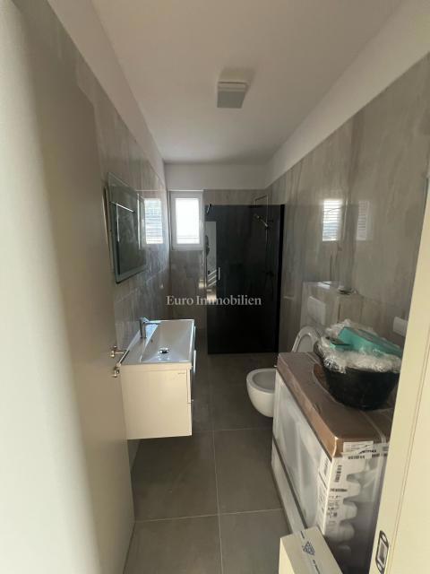 Casa di nuova costruzione con ampio giardino – Šimuni, Pag