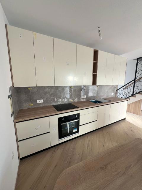 Casa di nuova costruzione con ampio giardino – Šimuni, Pag