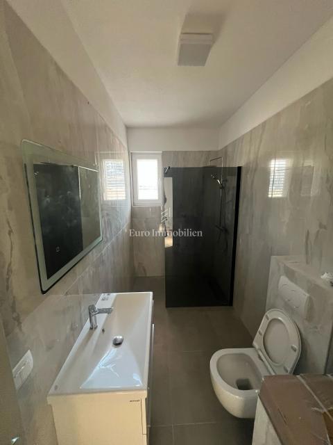 Casa di nuova costruzione con ampio giardino – Šimuni, Pag