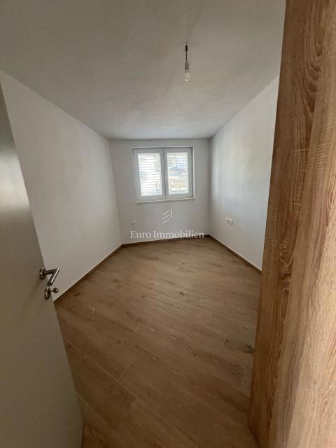 Casa di nuova costruzione con ampio giardino – Šimuni, Pag