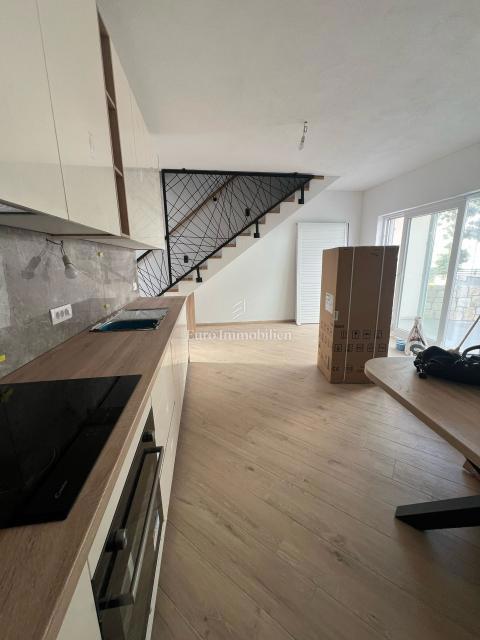 Casa di nuova costruzione con ampio giardino – Šimuni, Pag