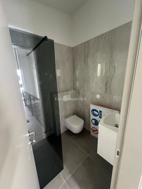 Casa di nuova costruzione con ampio giardino – Šimuni, Pag