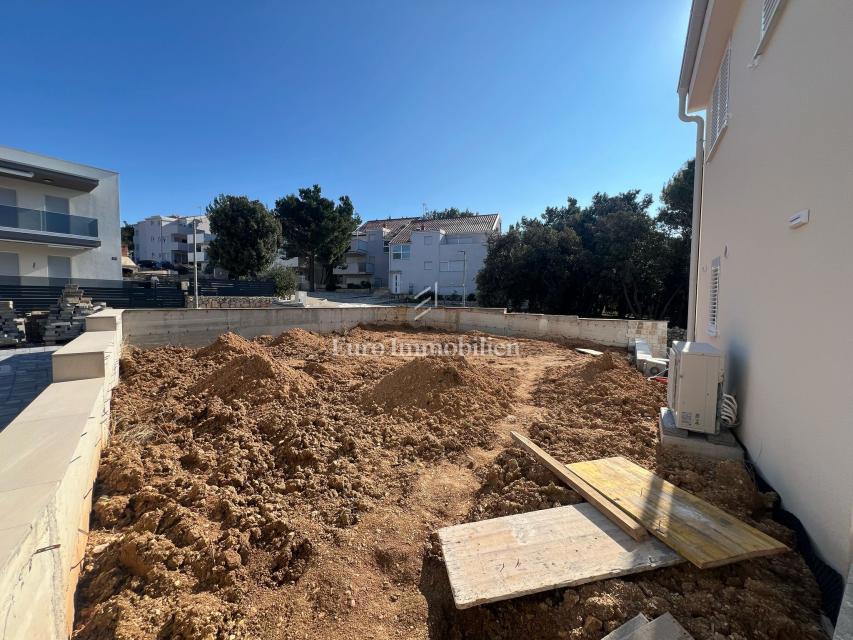 Casa di nuova costruzione con ampio giardino – Šimuni, Pag