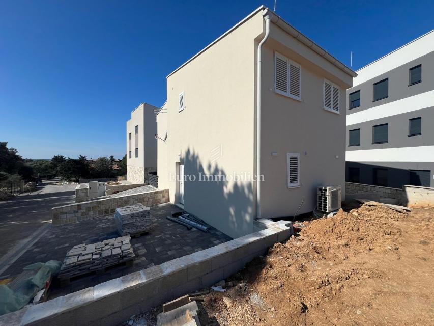 Casa di nuova costruzione con ampio giardino – Šimuni, Pag