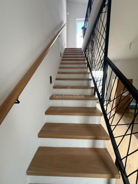 Casa di nuova costruzione con ampio giardino – Šimuni, Pag