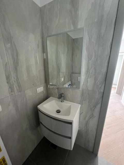 Casa di nuova costruzione con ampio giardino – Šimuni, Pag