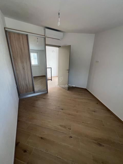 Casa di nuova costruzione con ampio giardino – Šimuni, Pag