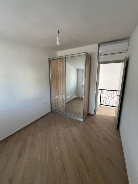 Casa di nuova costruzione con ampio giardino – Šimuni, Pag