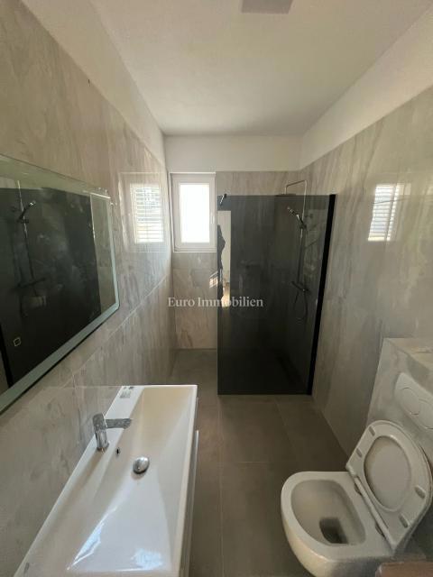 Casa di nuova costruzione con ampio giardino – Šimuni, Pag