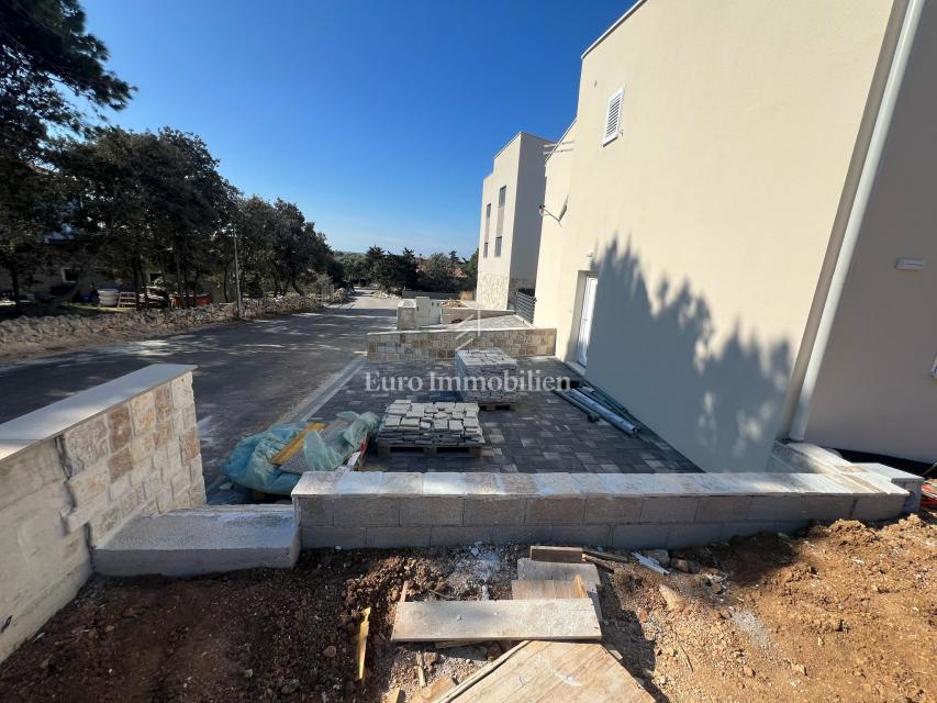 Casa di nuova costruzione con ampio giardino – Šimuni, Pag