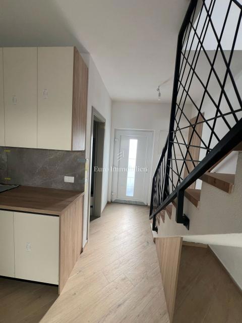 Casa di nuova costruzione con ampio giardino – Šimuni, Pag