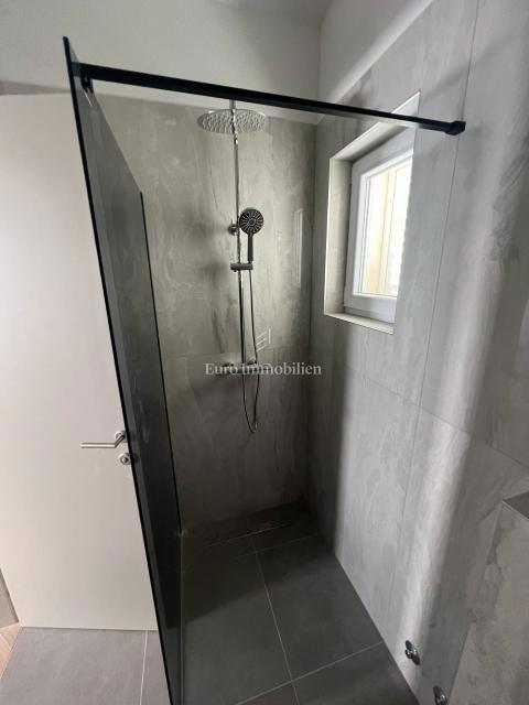 Casa di nuova costruzione con ampio giardino – Šimuni, Pag