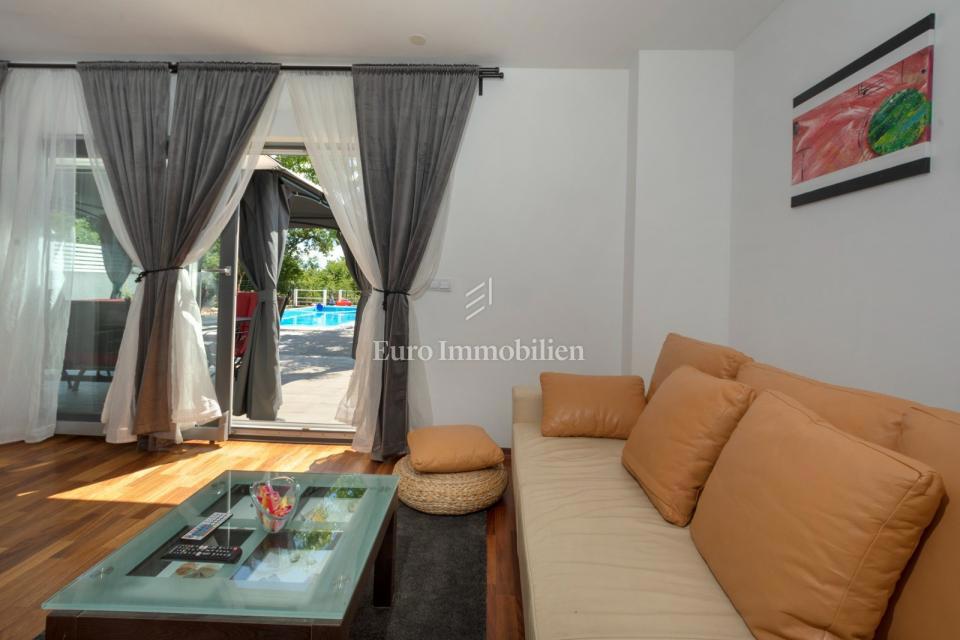 Appartamento al piano terra con ampio giardino e piscina - Parenzo