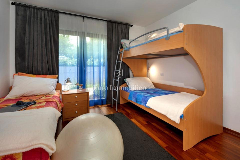 Appartamento al piano terra con ampio giardino e piscina - Parenzo