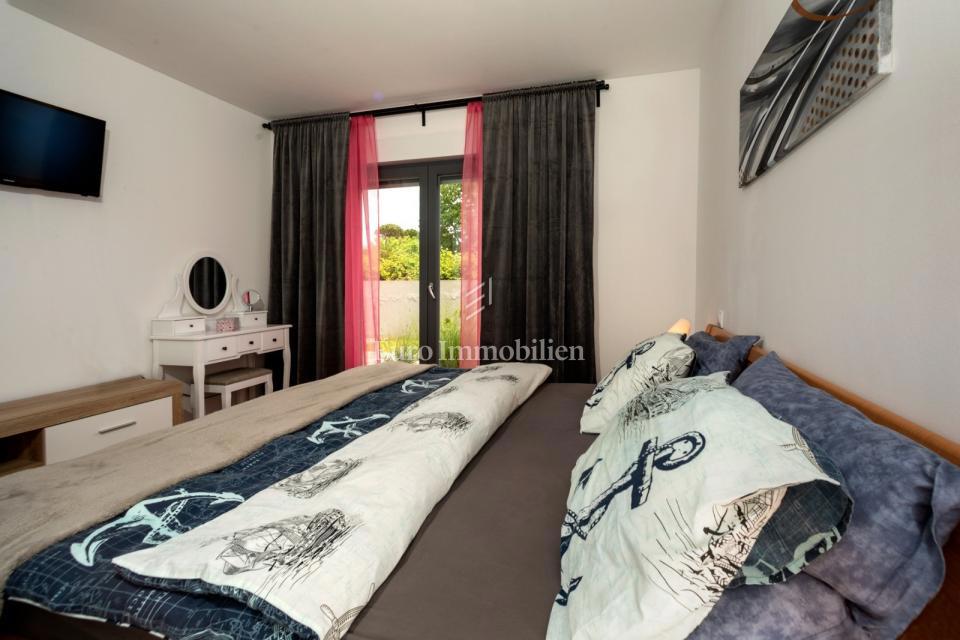 Appartamento al piano terra con ampio giardino e piscina - Parenzo