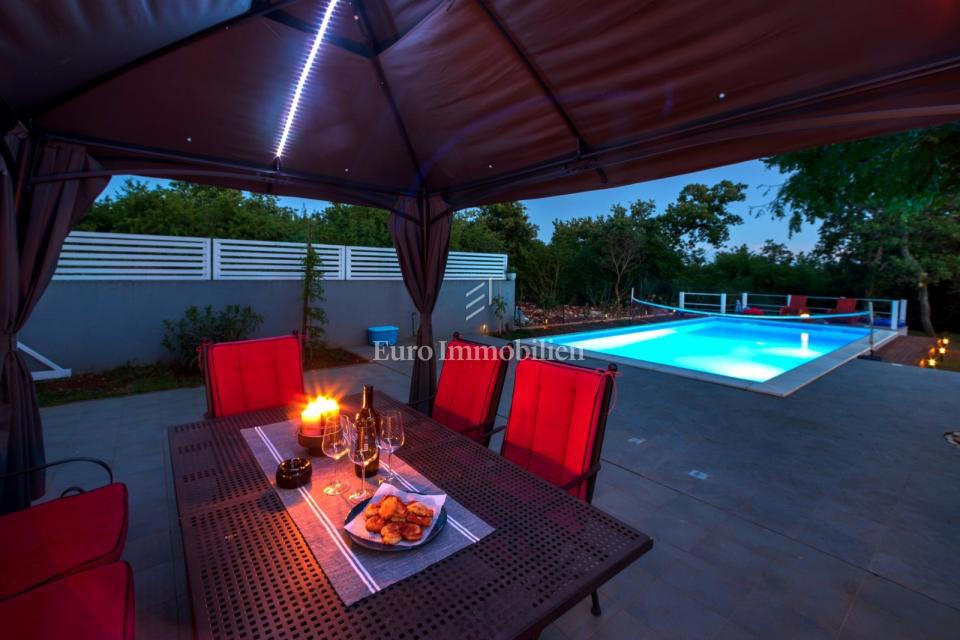 Appartamento al piano terra con ampio giardino e piscina - Parenzo