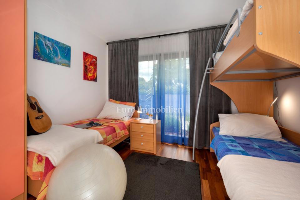 Appartamento al piano terra con ampio giardino e piscina - Parenzo