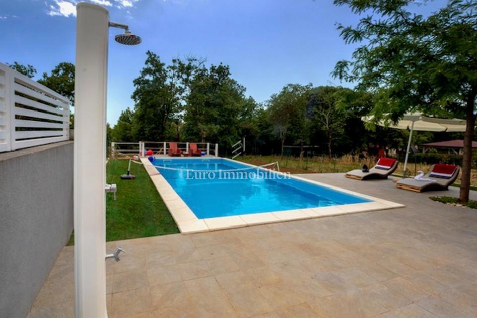 Appartamento al piano terra con ampio giardino e piscina - Parenzo