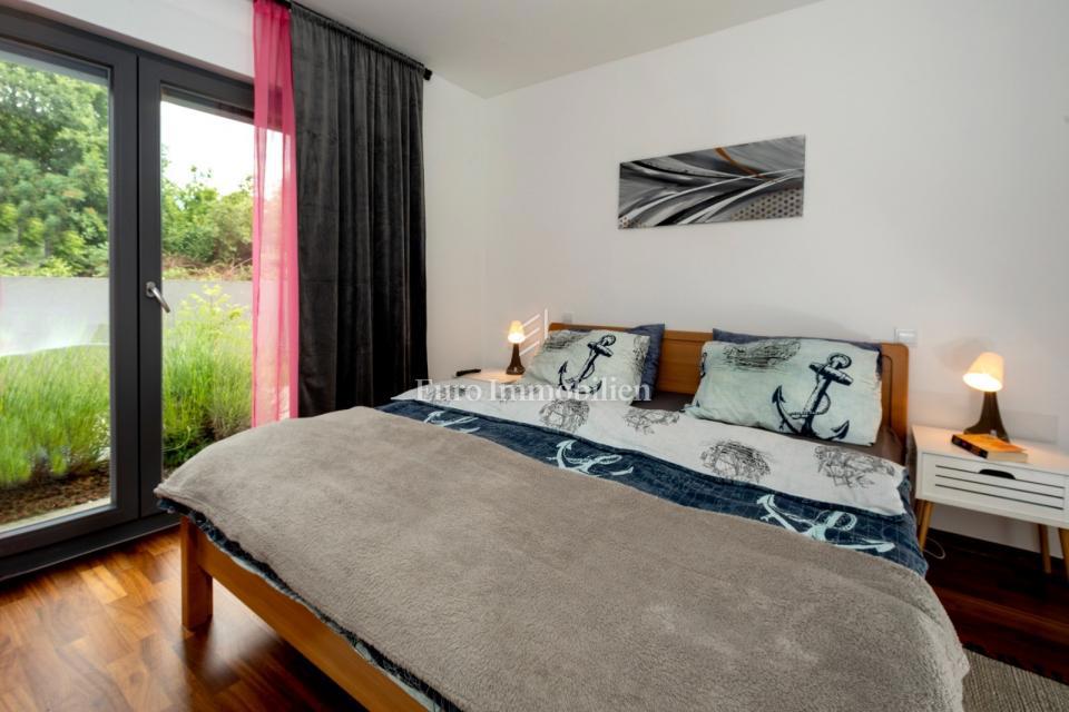 Appartamento al piano terra con ampio giardino e piscina - Parenzo