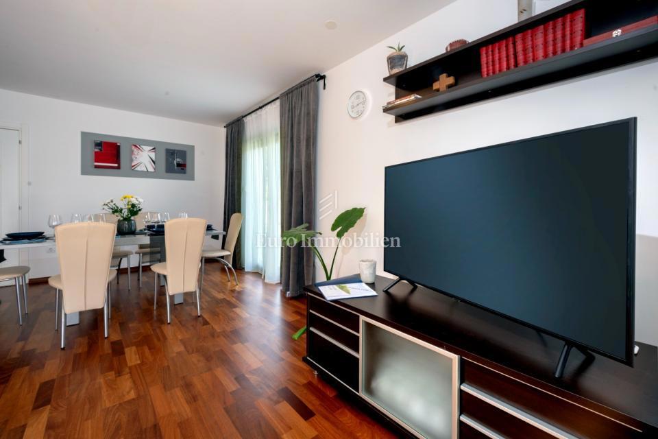 Appartamento al piano terra con ampio giardino e piscina - Parenzo