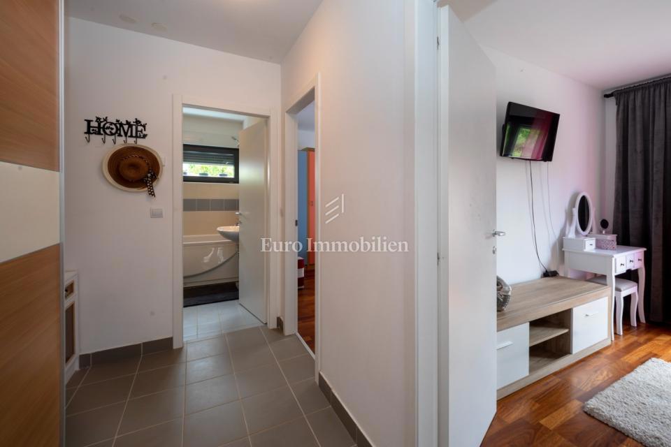 Appartamento al piano terra con ampio giardino e piscina - Parenzo