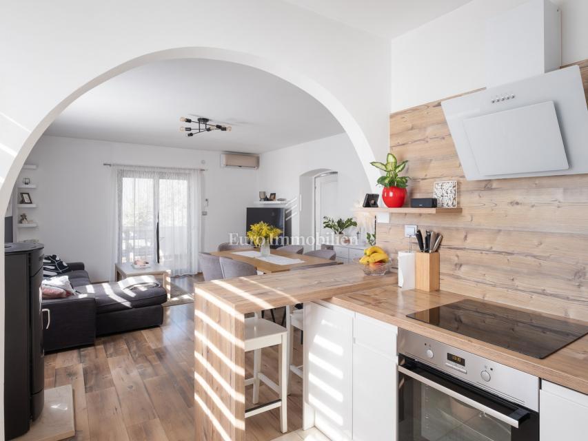 Dintorni di Pola – casa con tre appartamenti, vista mare